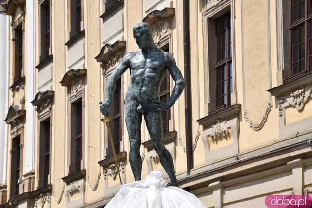 Szermierze zawalczyli pod... Szermierzem! Odsłonięto popularną rzeźbę i fontannę po remoncie [FOTO]