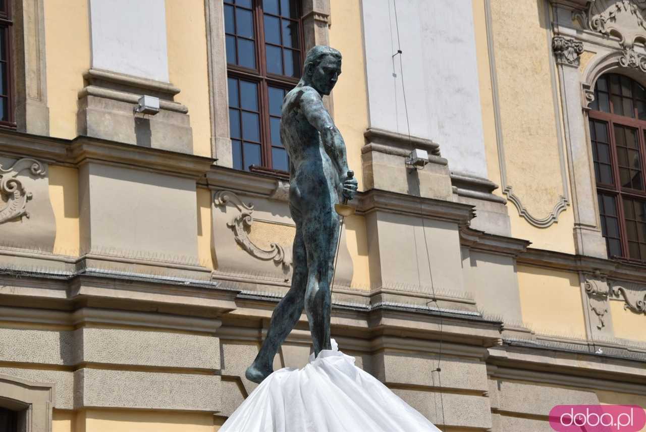 Szermierze zawalczyli pod... Szermierzem! Odsłonięto popularną rzeźbę i fontannę po remoncie [FOTO]