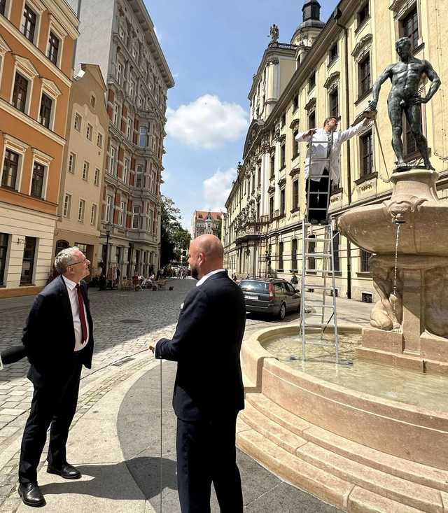 Dzień po uroczystym odsłonięciu szermierzowi skradziono szablę. Sprawca nie zdawał sobie sprawy, że jest praktycznie bez wartości [FOTO]