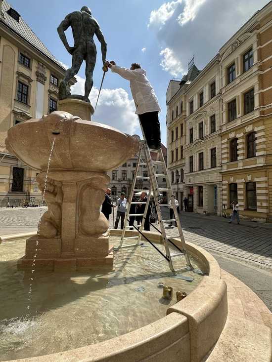 Dzień po uroczystym odsłonięciu szermierzowi skradziono szablę. Sprawca nie zdawał sobie sprawy, że jest praktycznie bez wartości [FOTO]