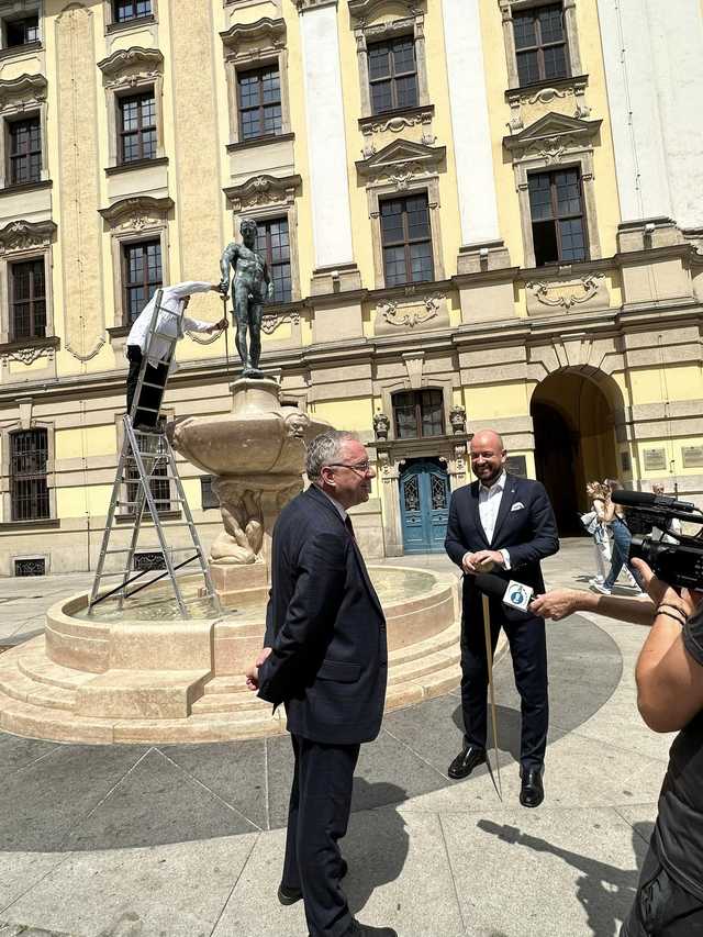 Dzień po uroczystym odsłonięciu szermierzowi skradziono szablę. Sprawca nie zdawał sobie sprawy, że jest praktycznie bez wartości [FOTO]