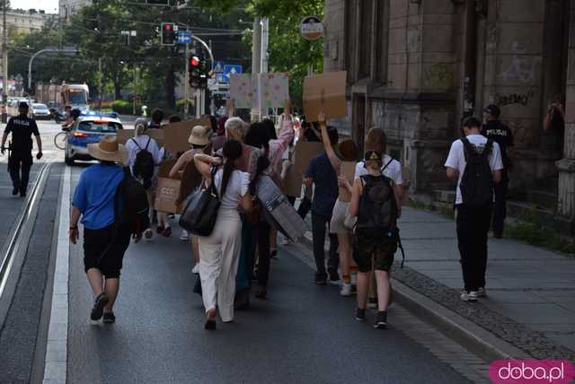 Młodzieżowy Strajk Klimatyczny ruszył ulicami Wrocławia [FOTO]