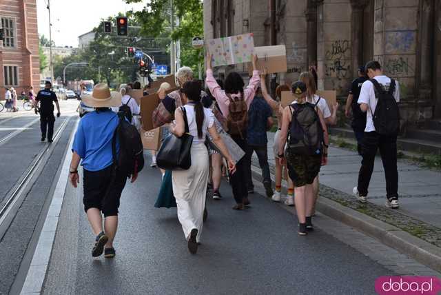 Młodzieżowy Strajk Klimatyczny ruszył ulicami Wrocławia [FOTO]