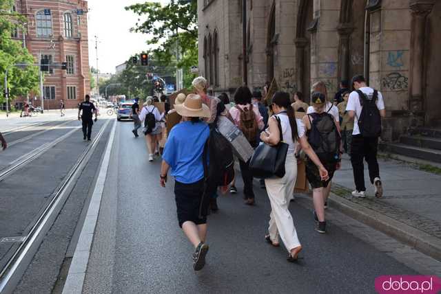Młodzieżowy Strajk Klimatyczny ruszył ulicami Wrocławia [FOTO]