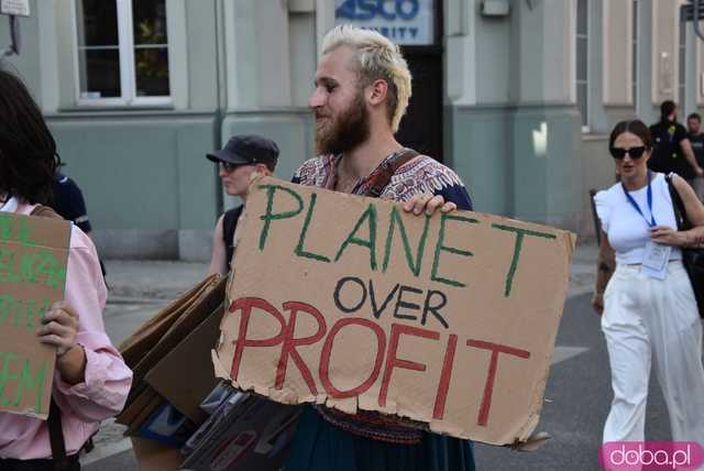 Młodzieżowy Strajk Klimatyczny ruszył ulicami Wrocławia [FOTO]