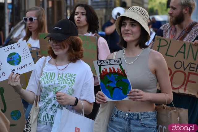 Młodzieżowy Strajk Klimatyczny ruszył ulicami Wrocławia [FOTO]