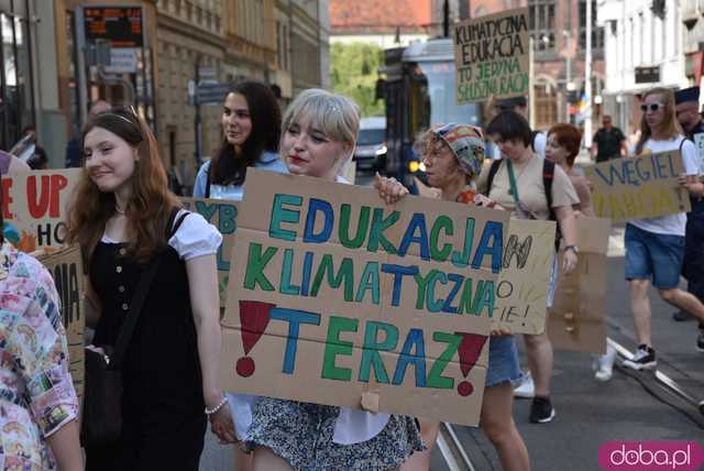 Młodzieżowy Strajk Klimatyczny ruszył ulicami Wrocławia [FOTO]