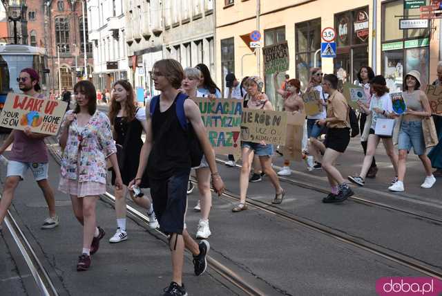 Młodzieżowy Strajk Klimatyczny ruszył ulicami Wrocławia [FOTO]