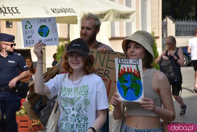 Młodzieżowy Strajk Klimatyczny ruszył ulicami Wrocławia [FOTO]