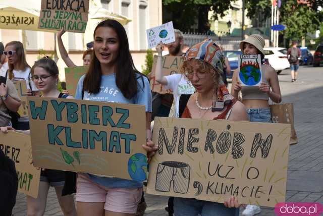 Młodzieżowy Strajk Klimatyczny ruszył ulicami Wrocławia [FOTO]
