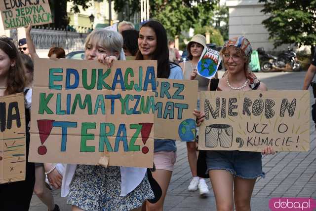 Młodzieżowy Strajk Klimatyczny ruszył ulicami Wrocławia [FOTO]