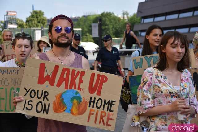 Młodzieżowy Strajk Klimatyczny ruszył ulicami Wrocławia [FOTO]