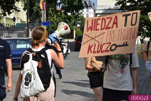 Młodzieżowy Strajk Klimatyczny ruszył ulicami Wrocławia [FOTO]