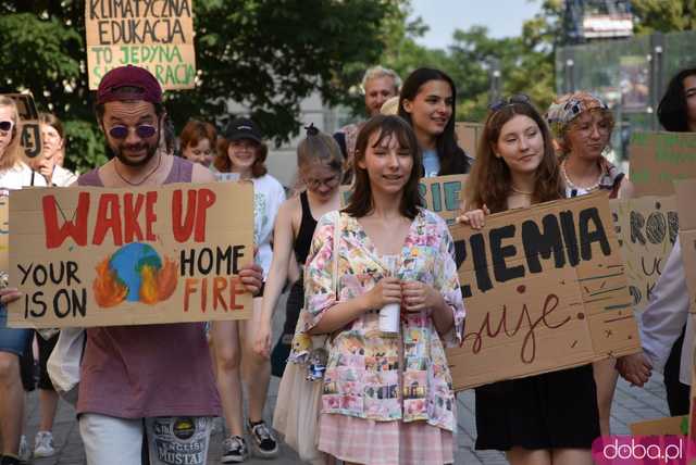 Młodzieżowy Strajk Klimatyczny ruszył ulicami Wrocławia [FOTO]