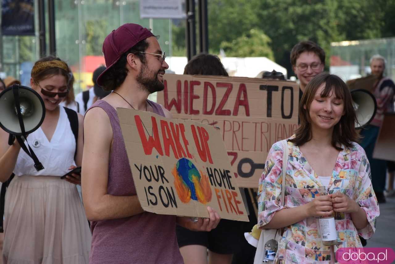 Młodzieżowy Strajk Klimatyczny ruszył ulicami Wrocławia [FOTO]