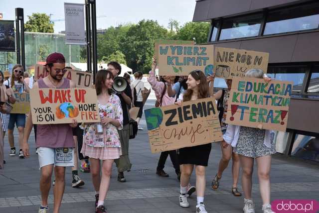 Młodzieżowy Strajk Klimatyczny ruszył ulicami Wrocławia [FOTO]