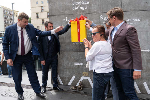 Odsłonięto Unicefka. To krasnal w ramach podziękowań za pomoc Ukrainie [FOTO, SZCZEGÓŁY]