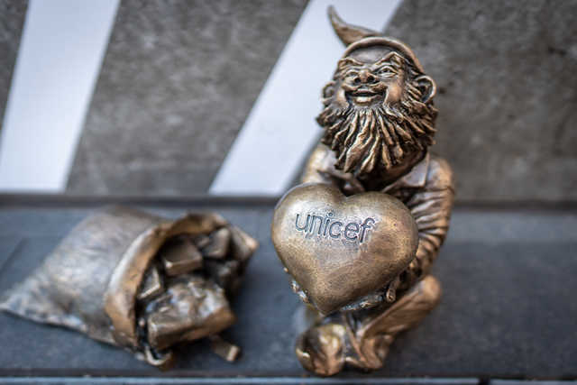 Odsłonięto Unicefka. To krasnal w ramach podziękowań za pomoc Ukrainie [FOTO, SZCZEGÓŁY]