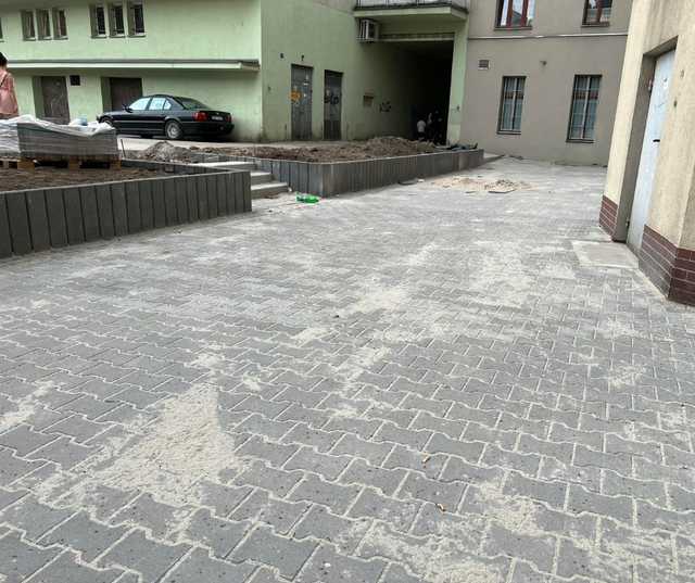 Duże podwórko na Nadodrzu zyska dawny blask. Widać już postępy prac [FOTO]