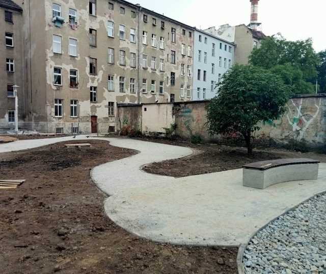 Duże podwórko na Nadodrzu zyska dawny blask. Widać już postępy prac [FOTO]