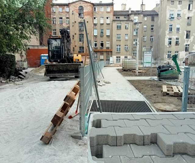 Duże podwórko na Nadodrzu zyska dawny blask. Widać już postępy prac [FOTO]