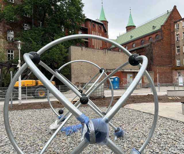 Duże podwórko na Nadodrzu zyska dawny blask. Widać już postępy prac [FOTO]