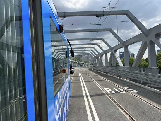 Przełomowy moment budowy TAT na Nowy Dwór. Przeprowadzono testowe przejazdy tramwajów po wiadukcie [FOTO]