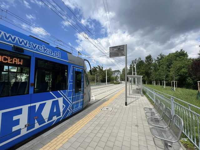 Przełomowy moment budowy TAT na Nowy Dwór. Przeprowadzono testowe przejazdy tramwajów po wiadukcie [FOTO]