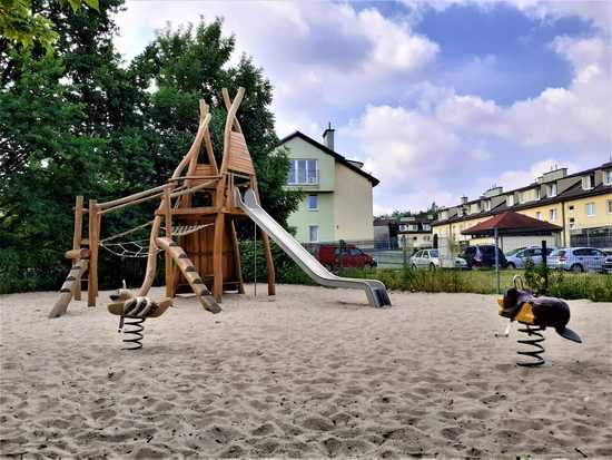 Nowy plac zabaw na Psim Polu. Zobacz, gdzie jeszcze mogą bawić się najmłodsi na północnym wschodzie Wrocławia [MAPA, FOTO]
