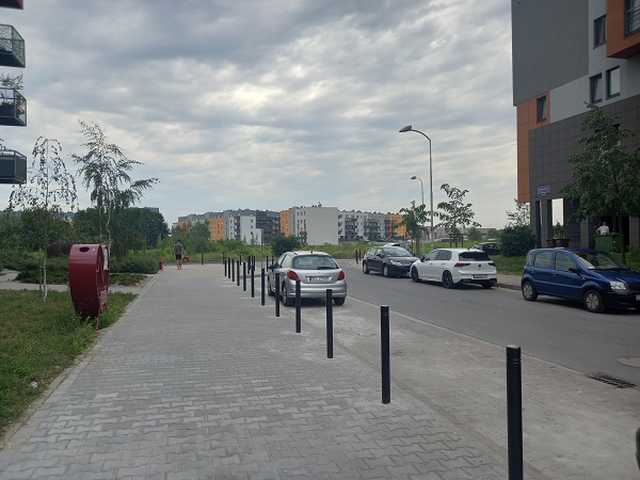 Efekty prac nad przebudowa zatoki parkingowej na Lipie Piotrowskiej