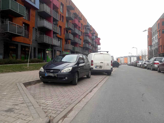Efekty prac nad przebudowa zatoki parkingowej na Lipie Piotrowskiej