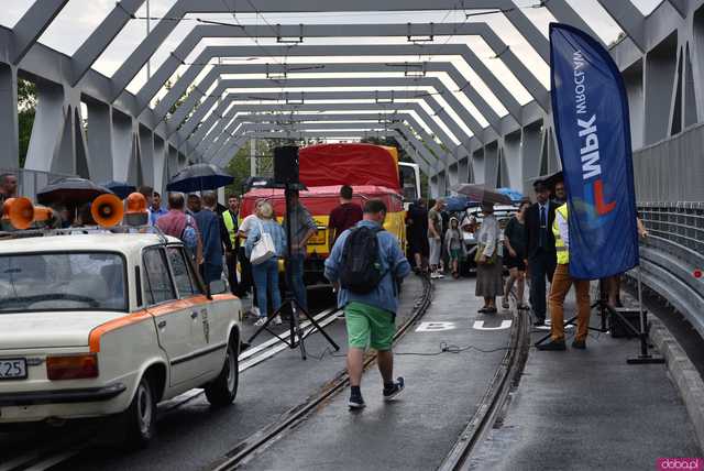 Ikarus, Ogórek, Jelcz PR i wiele innych: Parada autobusów przejechała przez wiadukt na nowej trasie autobusowo-tramwajowej na Nowy Dwór [WIDEO, FOTO]