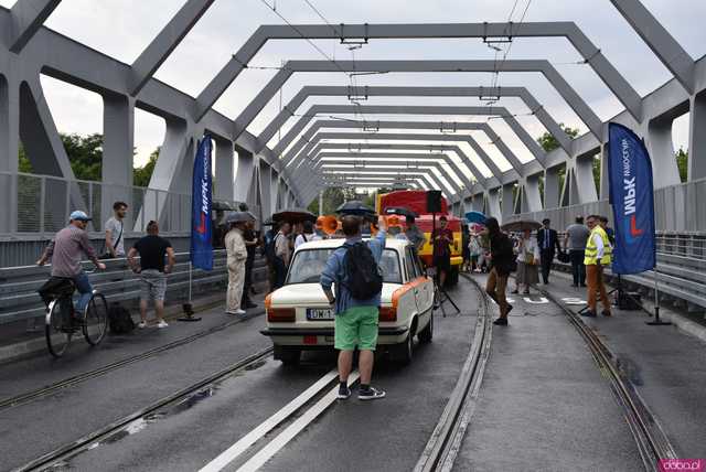Ikarus, Ogórek, Jelcz PR i wiele innych: Parada autobusów przejechała przez wiadukt na nowej trasie autobusowo-tramwajowej na Nowy Dwór [WIDEO, FOTO]