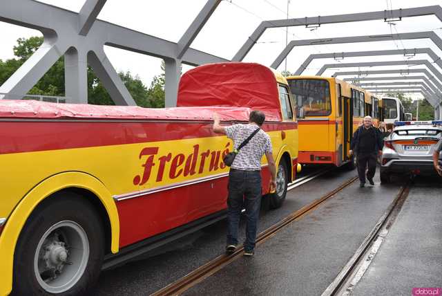 Ikarus, Ogórek, Jelcz PR i wiele innych: Parada autobusów przejechała przez wiadukt na nowej trasie autobusowo-tramwajowej na Nowy Dwór [WIDEO, FOTO]