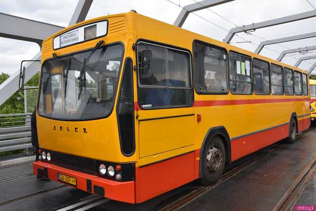 Ikarus, Ogórek, Jelcz PR i wiele innych: Parada autobusów przejechała przez wiadukt na nowej trasie autobusowo-tramwajowej na Nowy Dwór [WIDEO, FOTO]