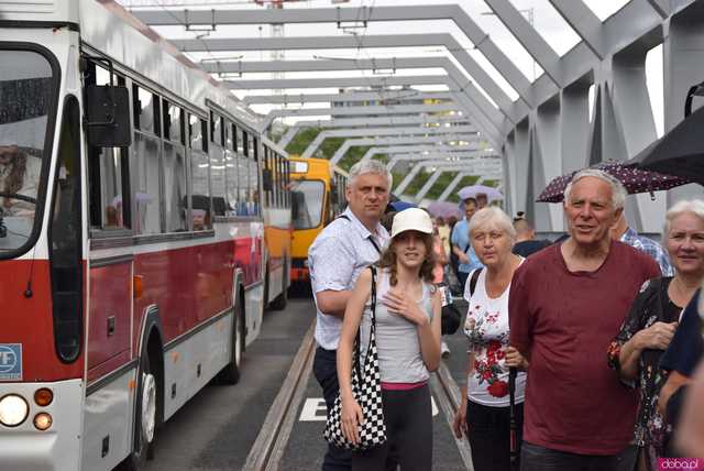 Ikarus, Ogórek, Jelcz PR i wiele innych: Parada autobusów przejechała przez wiadukt na nowej trasie autobusowo-tramwajowej na Nowy Dwór [WIDEO, FOTO]