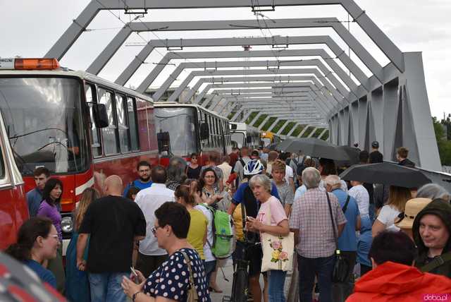 Ikarus, Ogórek, Jelcz PR i wiele innych: Parada autobusów przejechała przez wiadukt na nowej trasie autobusowo-tramwajowej na Nowy Dwór [WIDEO, FOTO]