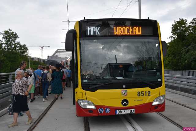 Ikarus, Ogórek, Jelcz PR i wiele innych: Parada autobusów przejechała przez wiadukt na nowej trasie autobusowo-tramwajowej na Nowy Dwór [WIDEO, FOTO]