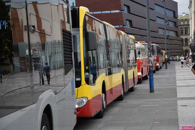 Ikarus, Ogórek, Jelcz PR i wiele innych: Parada autobusów przejechała przez wiadukt na nowej trasie autobusowo-tramwajowej na Nowy Dwór [WIDEO, FOTO]