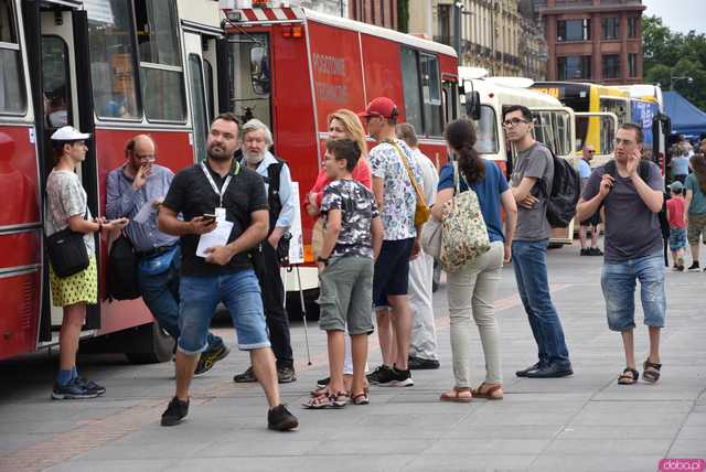 Ikarus, Ogórek, Jelcz PR i wiele innych: Parada autobusów przejechała przez wiadukt na nowej trasie autobusowo-tramwajowej na Nowy Dwór [WIDEO, FOTO]