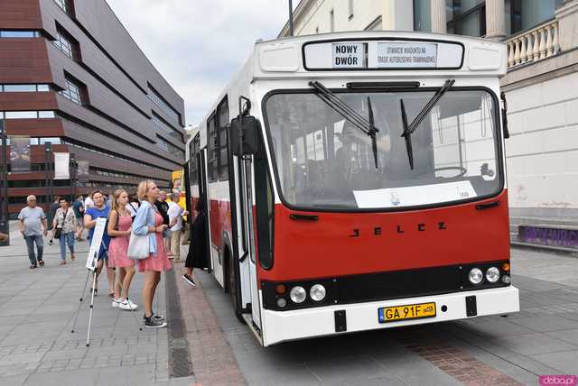 Ikarus, Ogórek, Jelcz PR i wiele innych: Parada autobusów przejechała przez wiadukt na nowej trasie autobusowo-tramwajowej na Nowy Dwór [WIDEO, FOTO]