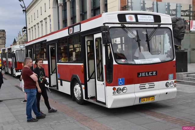 Ikarus, Ogórek, Jelcz PR i wiele innych: Parada autobusów przejechała przez wiadukt na nowej trasie autobusowo-tramwajowej na Nowy Dwór [WIDEO, FOTO]