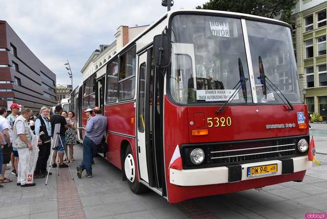 Ikarus, Ogórek, Jelcz PR i wiele innych: Parada autobusów przejechała przez wiadukt na nowej trasie autobusowo-tramwajowej na Nowy Dwór [WIDEO, FOTO]