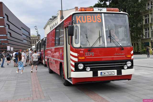 Ikarus, Ogórek, Jelcz PR i wiele innych: Parada autobusów przejechała przez wiadukt na nowej trasie autobusowo-tramwajowej na Nowy Dwór [WIDEO, FOTO]