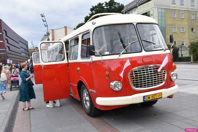 Ikarus, Ogórek, Jelcz PR i wiele innych: Parada autobusów przejechała przez wiadukt na nowej trasie autobusowo-tramwajowej na Nowy Dwór [WIDEO, FOTO]