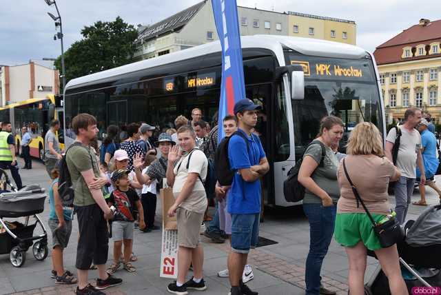 Ikarus, Ogórek, Jelcz PR i wiele innych: Parada autobusów przejechała przez wiadukt na nowej trasie autobusowo-tramwajowej na Nowy Dwór [WIDEO, FOTO]