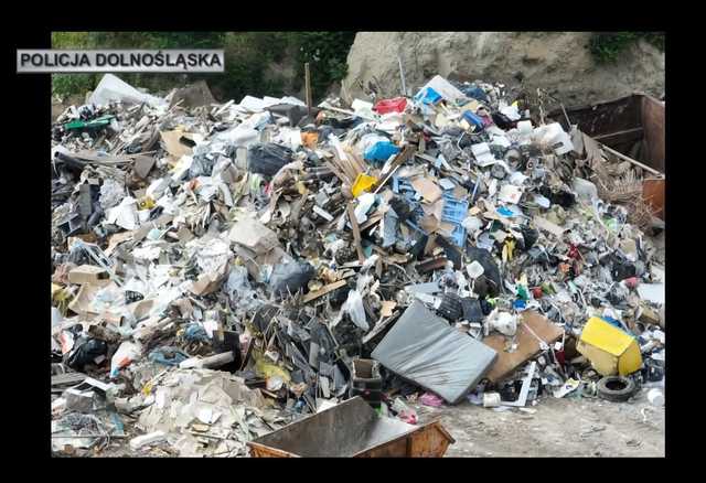 Ujawniono nielegalne składowisko odpadów. Zatrzymanych 8 osób [FOTO, WIDEO]