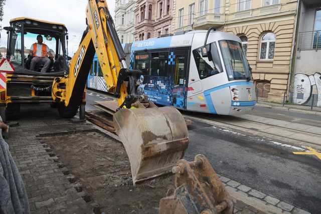 Trwa remont kolektora deszczowa w okolicy placu Jana Pawła II [FOTO]