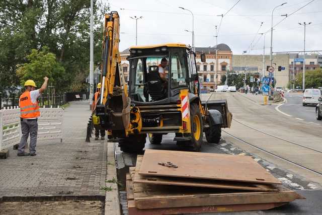 Trwa remont kolektora deszczowa w okolicy placu Jana Pawła II [FOTO]