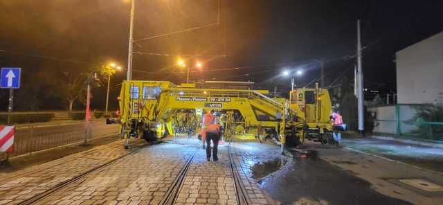 Trwa wyrównywanie torowiska między Dyrekcyjną a Parkiem Południowym [FOTO]